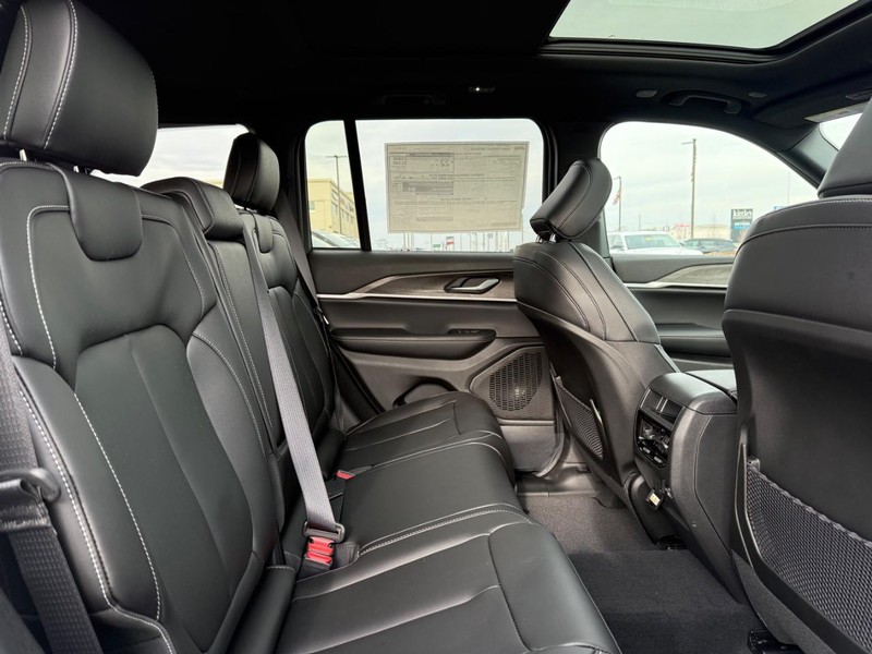 Jeep Grand Cherokee Vehicle Image 04