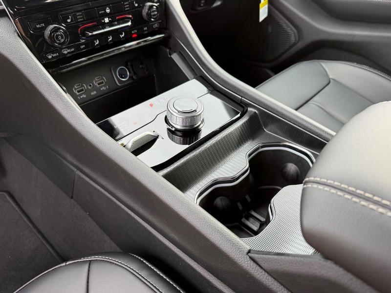 Jeep Grand Cherokee Vehicle Image 15