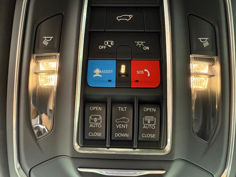 Jeep Grand Cherokee Vehicle Image 17