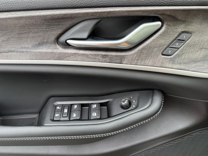 Jeep Grand Cherokee Vehicle Image 20