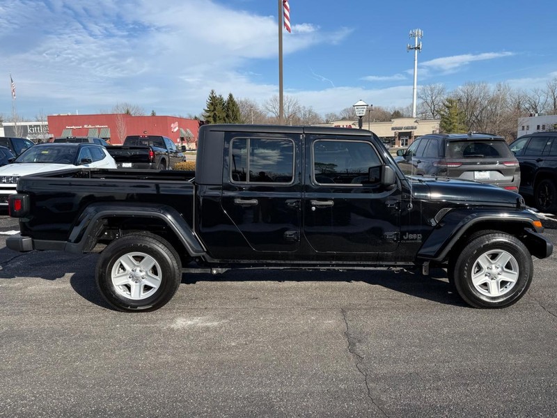 Jeep Gladiator Vehicle Image 02