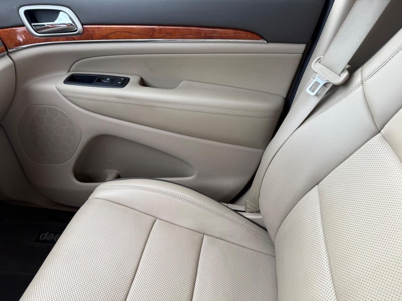 Jeep Grand Cherokee Vehicle Image 23