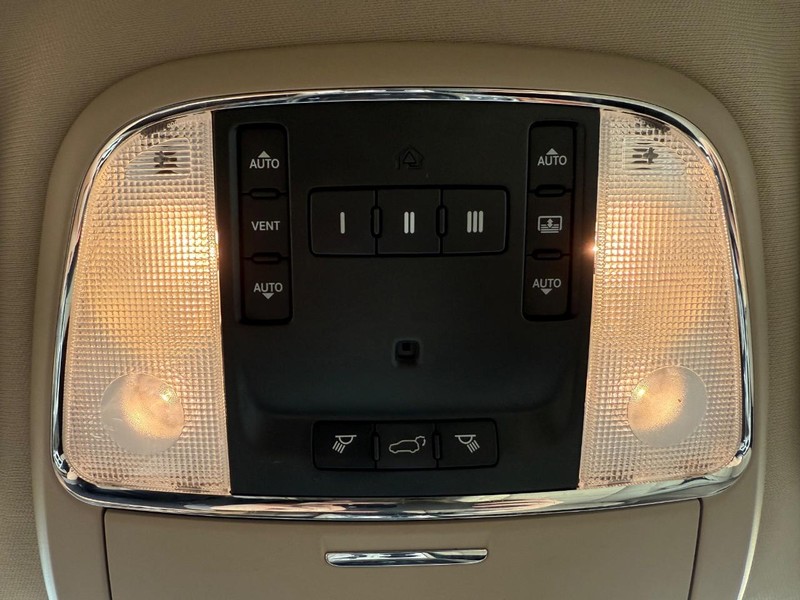 Jeep Grand Cherokee Vehicle Image 24