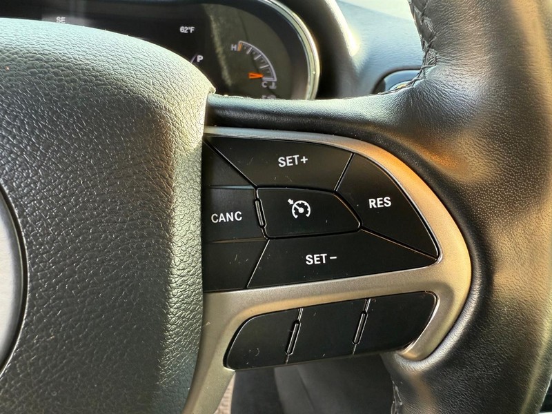 Jeep Grand Cherokee Vehicle Image 16