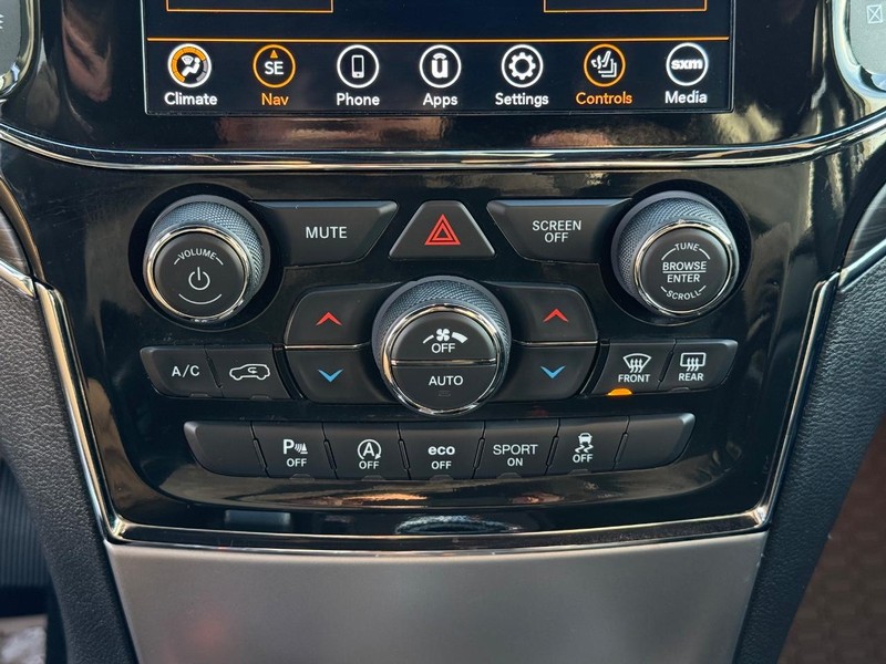 Jeep Grand Cherokee Vehicle Image 21