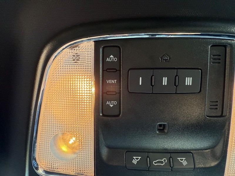 Jeep Grand Cherokee Vehicle Image 24