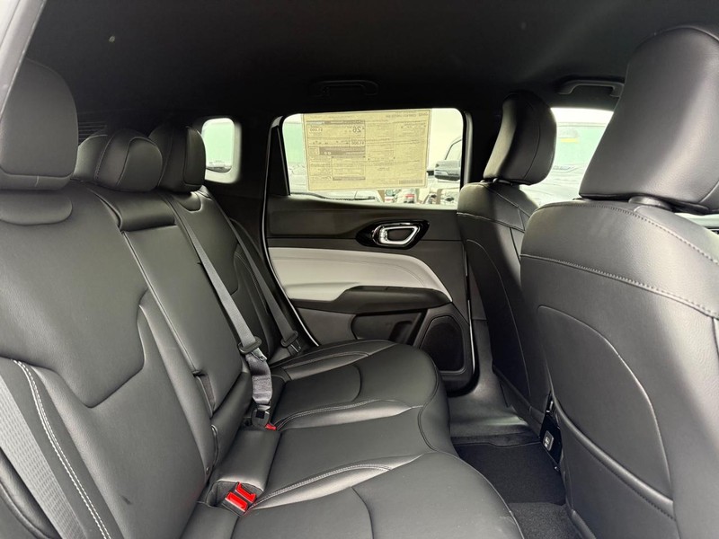 Jeep Compass Vehicle Image 04