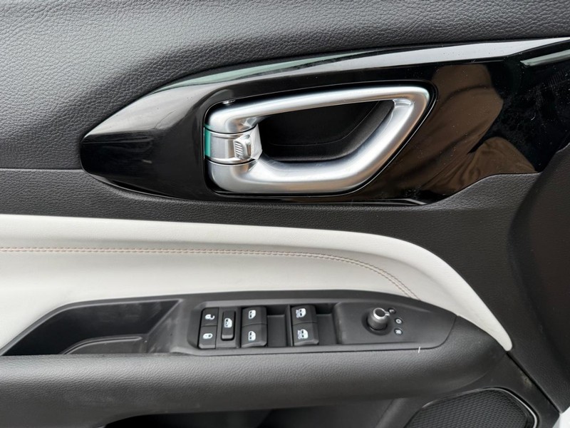 Jeep Compass Vehicle Image 17