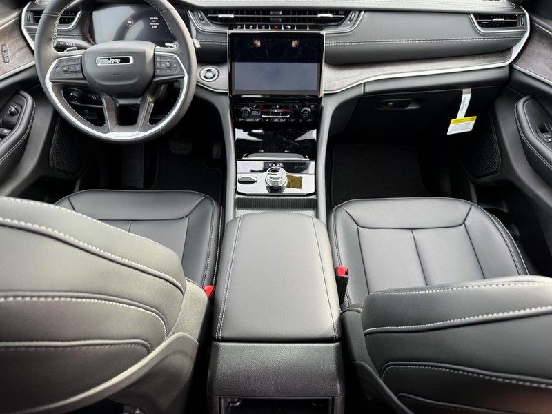 Jeep Grand Cherokee Vehicle Image 05