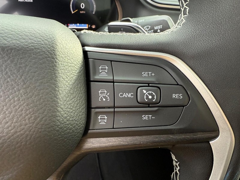 Jeep Grand Cherokee Vehicle Image 09