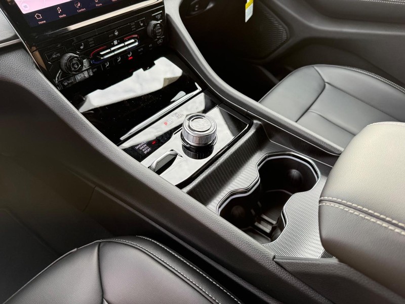 Jeep Grand Cherokee Vehicle Image 15