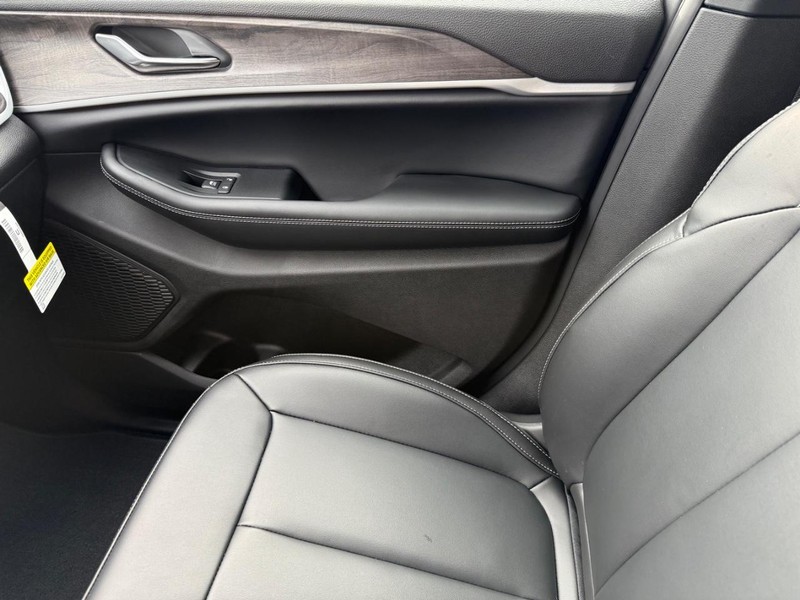 Jeep Grand Cherokee Vehicle Image 16