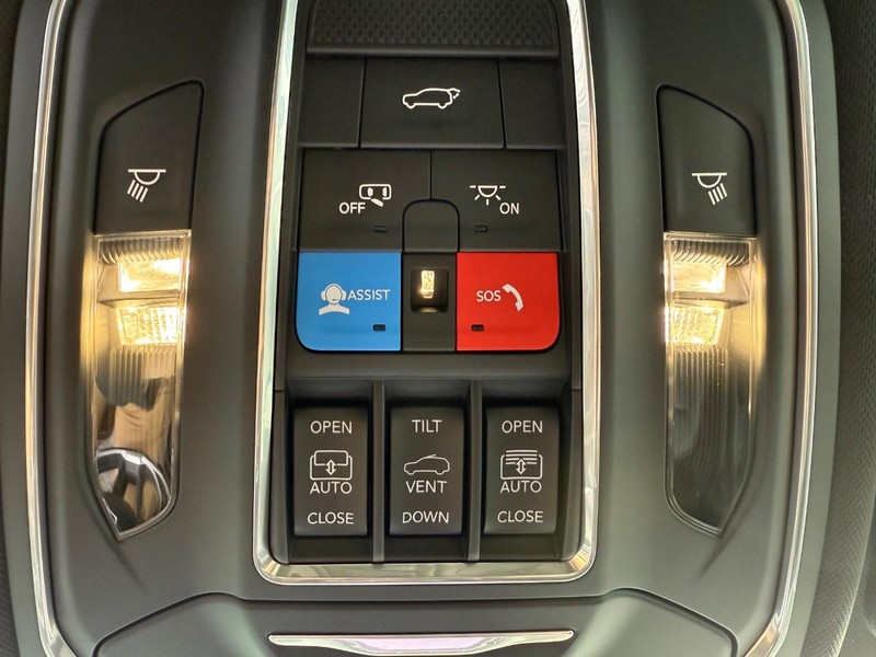 Jeep Grand Cherokee Vehicle Image 17