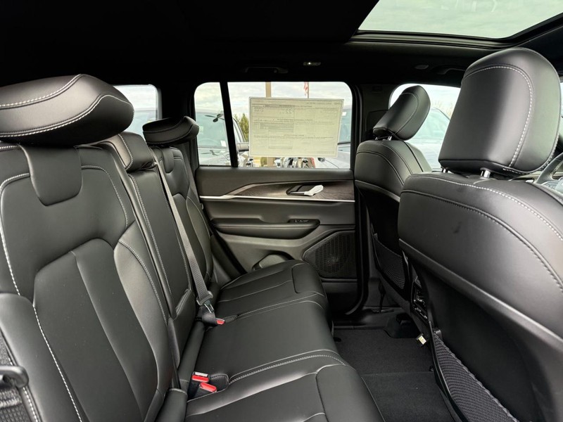 Jeep Grand Cherokee Vehicle Image 04