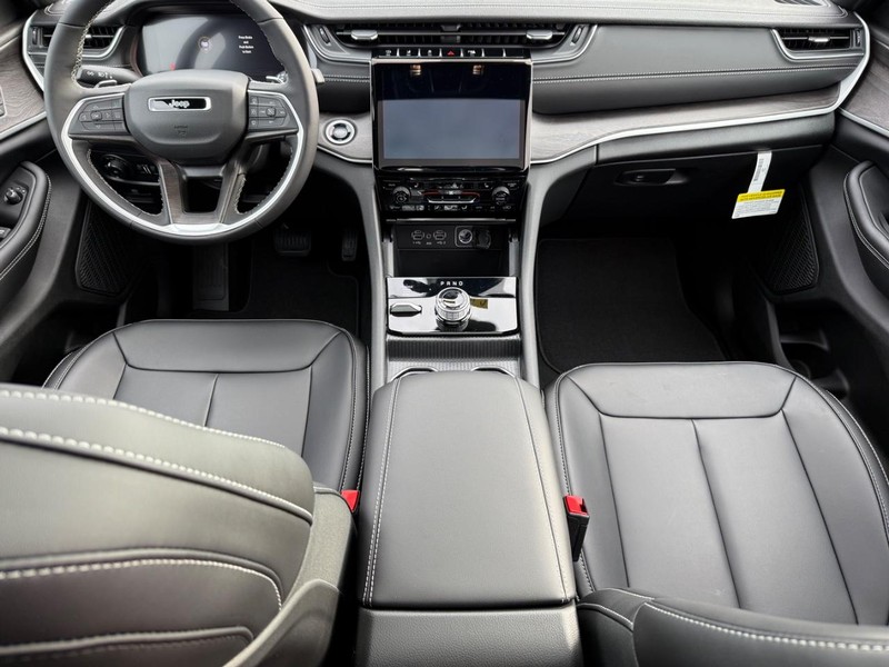 Jeep Grand Cherokee Vehicle Image 06