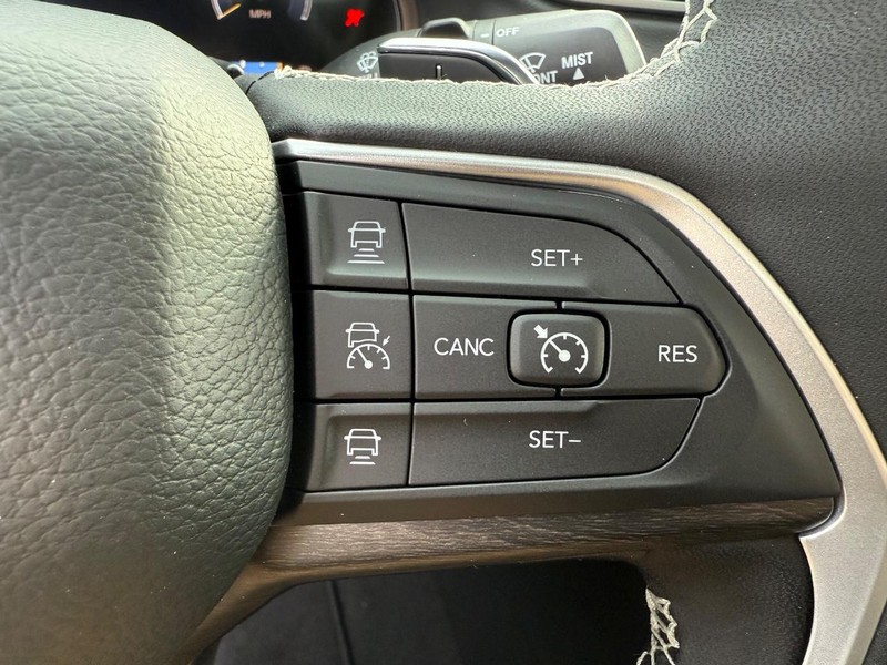 Jeep Grand Cherokee Vehicle Image 09