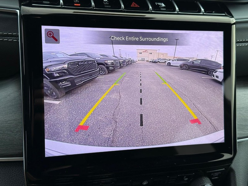 Jeep Grand Cherokee Vehicle Image 13