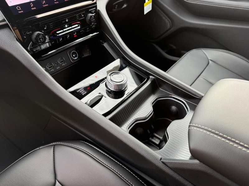 Jeep Grand Cherokee Vehicle Image 15