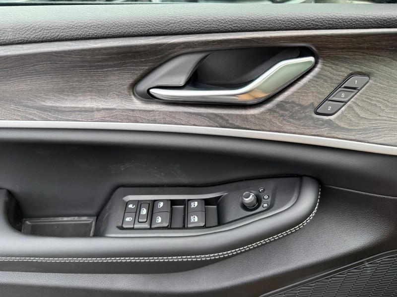 Jeep Grand Cherokee Vehicle Image 20