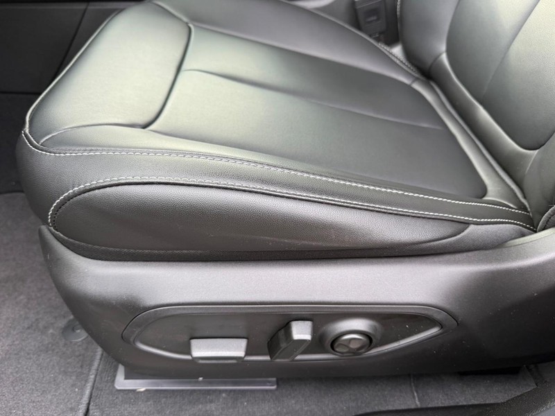 Jeep Grand Cherokee Vehicle Image 21