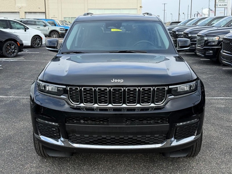 Jeep Grand Cherokee L Vehicle Image 10