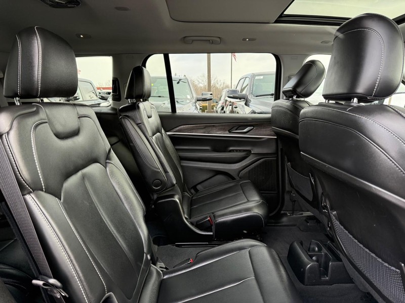 Jeep Grand Cherokee L Vehicle Image 11