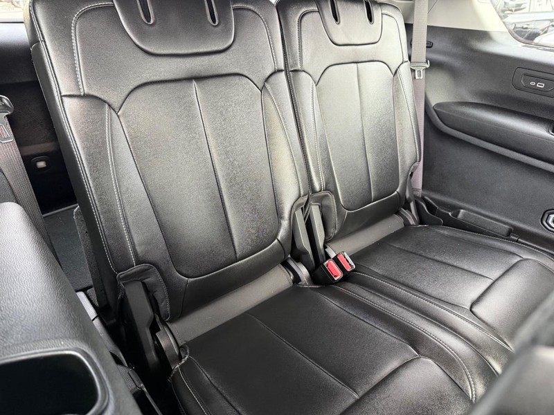 Jeep Grand Cherokee L Vehicle Image 12