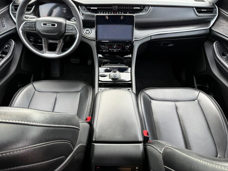 Jeep Grand Cherokee L Vehicle Image 14