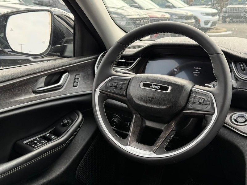 Jeep Grand Cherokee L Vehicle Image 15