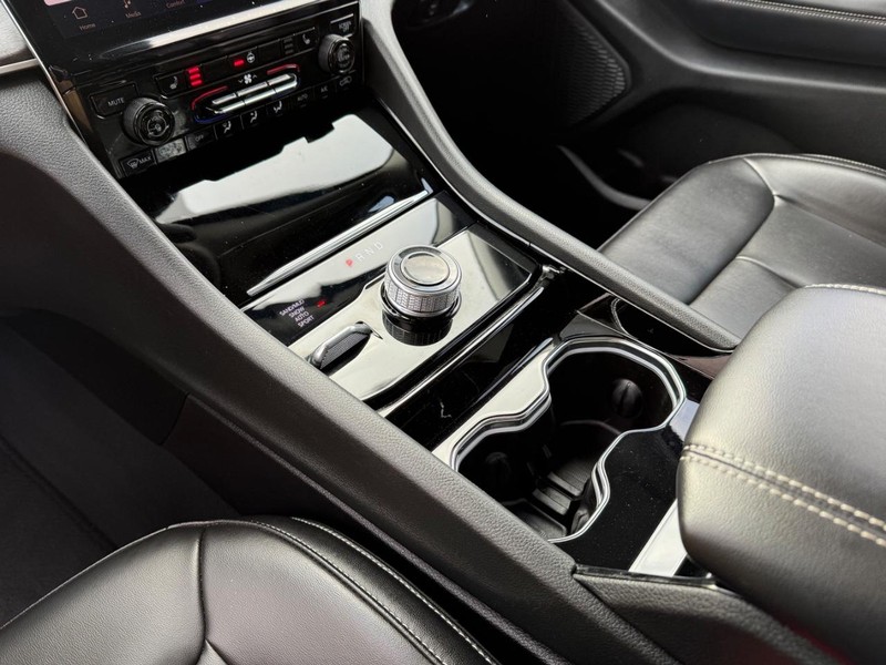 Jeep Grand Cherokee L Vehicle Image 23