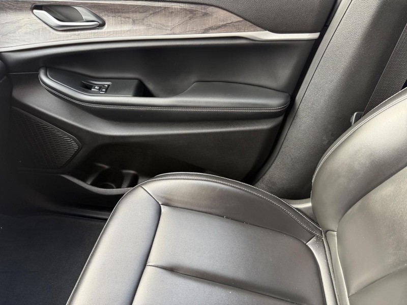 Jeep Grand Cherokee L Vehicle Image 24