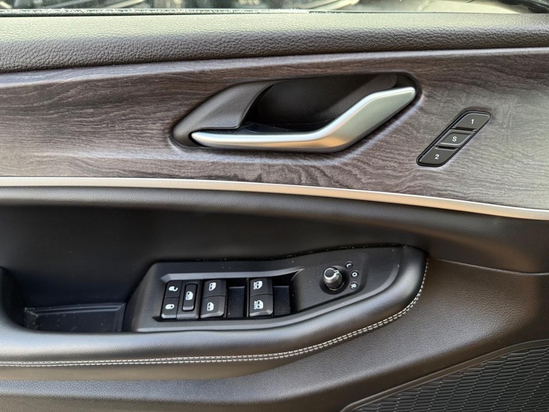 Jeep Grand Cherokee L Vehicle Image 28