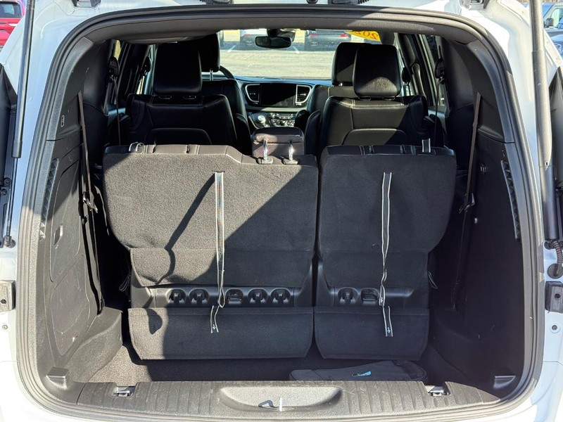 Chrysler Pacifica Vehicle Full-screen Gallery Image 07