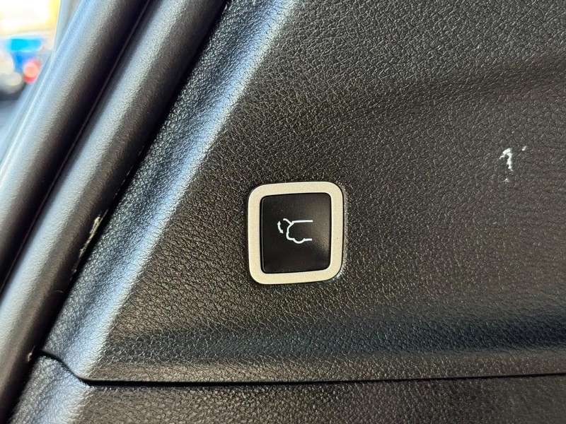 Chrysler Pacifica Vehicle Full-screen Gallery Image 08