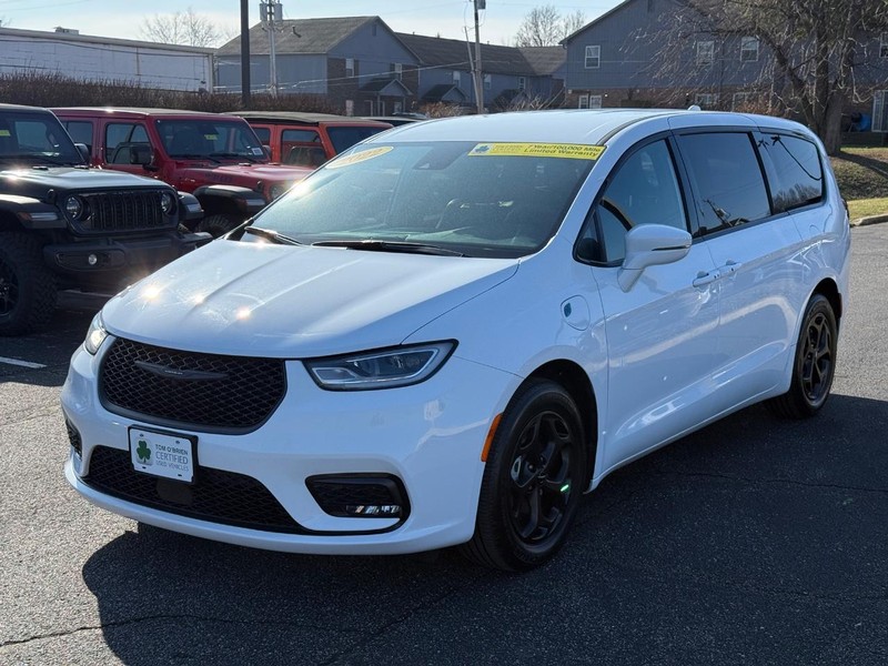 Chrysler Pacifica Vehicle Full-screen Gallery Image 09