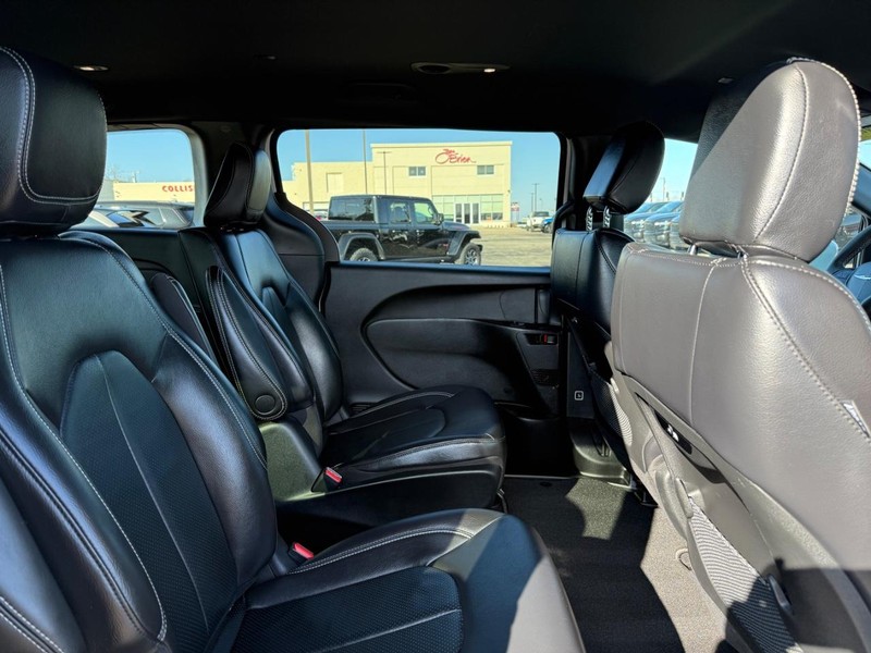 Chrysler Pacifica Vehicle Full-screen Gallery Image 11