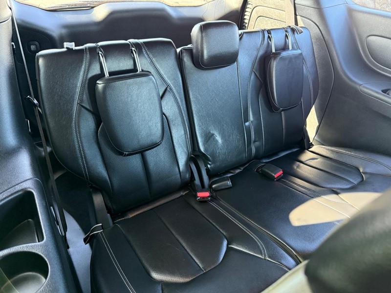 Chrysler Pacifica Vehicle Full-screen Gallery Image 12