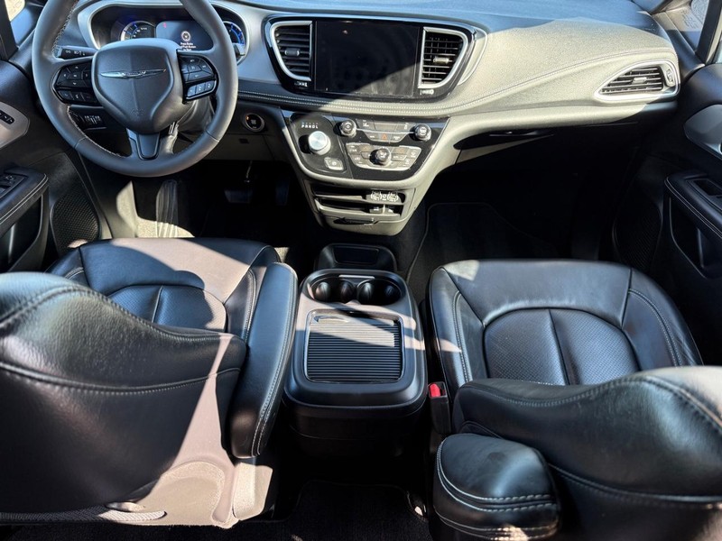 Chrysler Pacifica Vehicle Full-screen Gallery Image 13