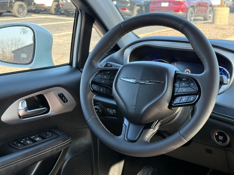 Chrysler Pacifica Vehicle Full-screen Gallery Image 14