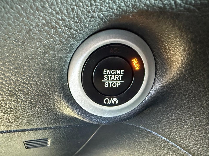 Chrysler Pacifica Vehicle Full-screen Gallery Image 17