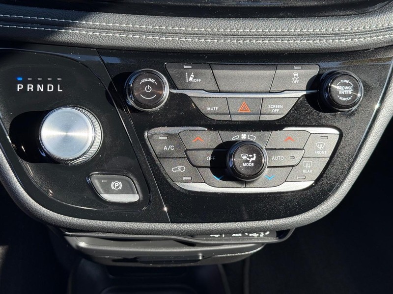 Chrysler Pacifica Vehicle Full-screen Gallery Image 20