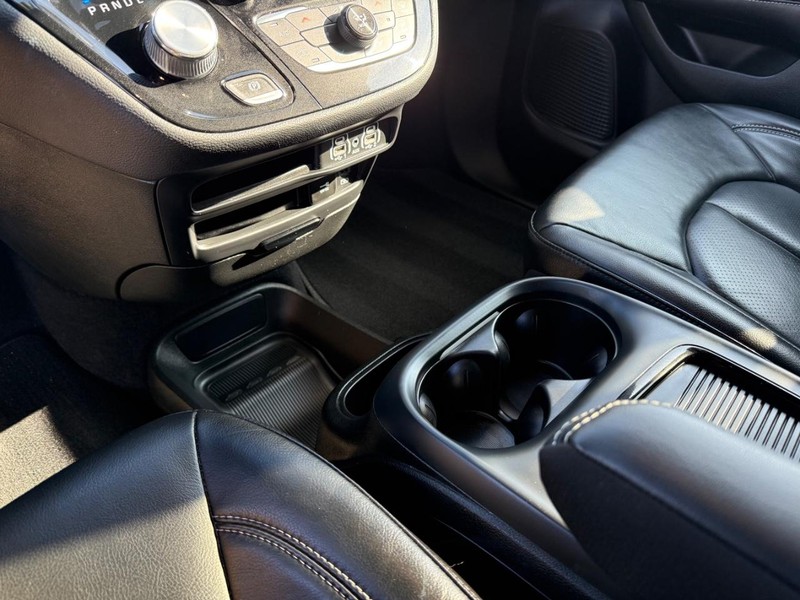 Chrysler Pacifica Vehicle Full-screen Gallery Image 21