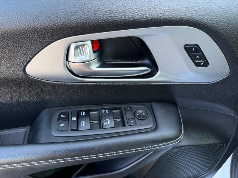 Chrysler Pacifica Vehicle Full-screen Gallery Image 25