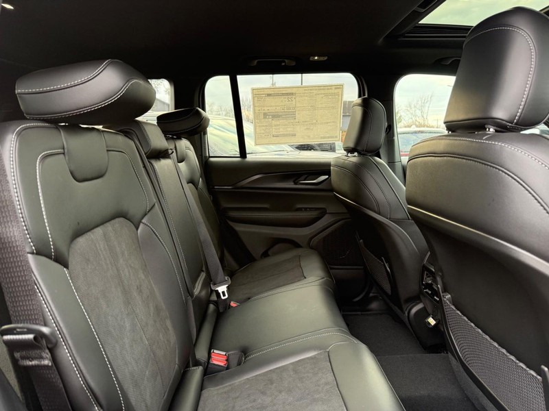 Jeep Grand Cherokee Vehicle Image 04