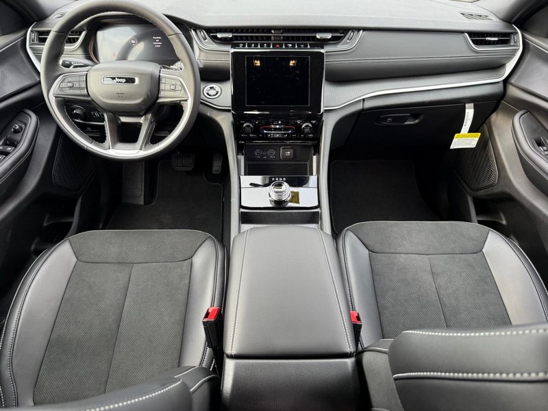 Jeep Grand Cherokee Vehicle Image 06