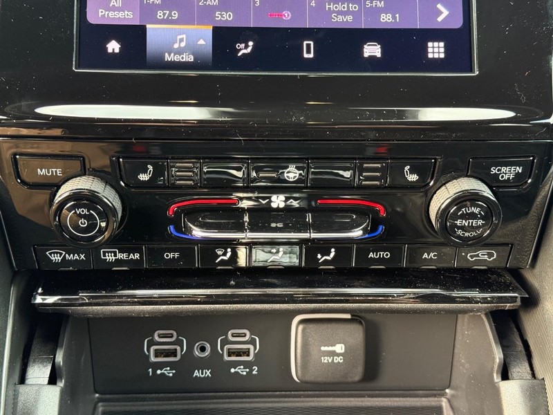 Jeep Grand Cherokee Vehicle Image 14