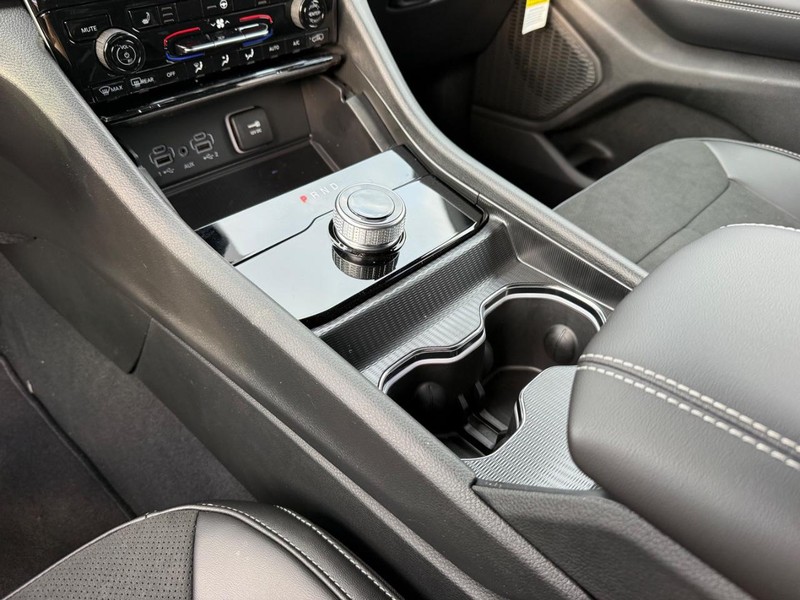 Jeep Grand Cherokee Vehicle Image 15