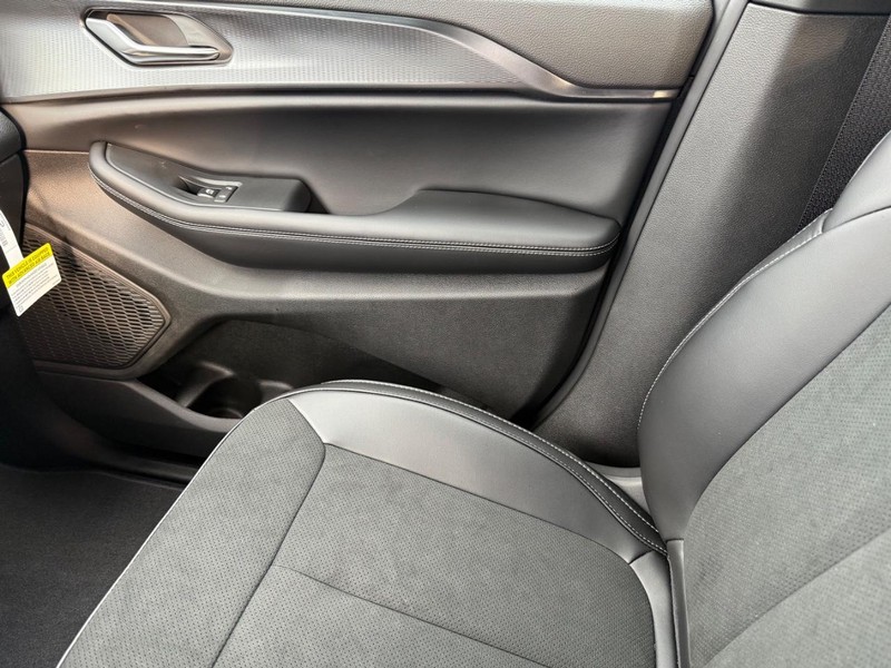 Jeep Grand Cherokee Vehicle Image 16