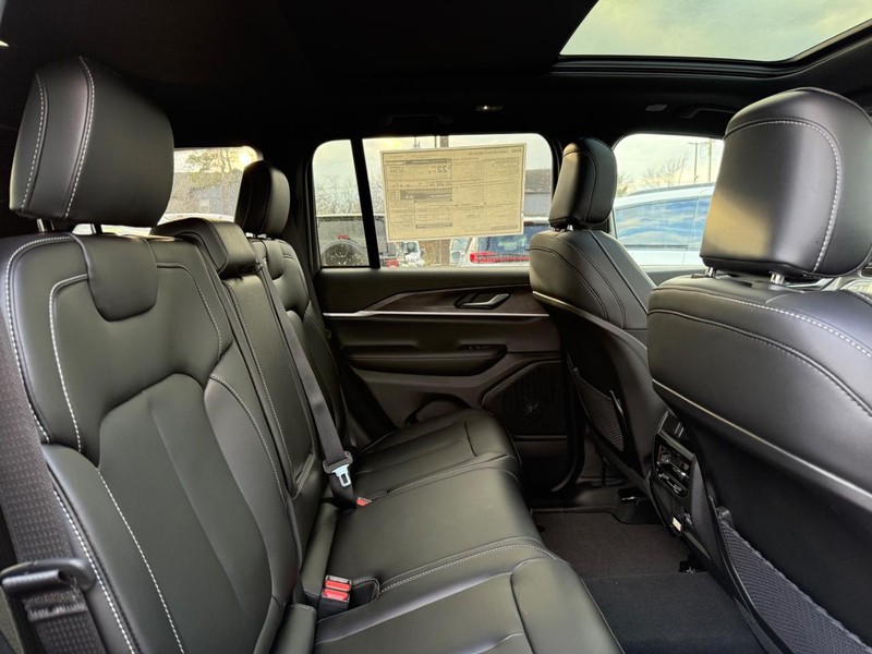 Jeep Grand Cherokee Vehicle Image 04