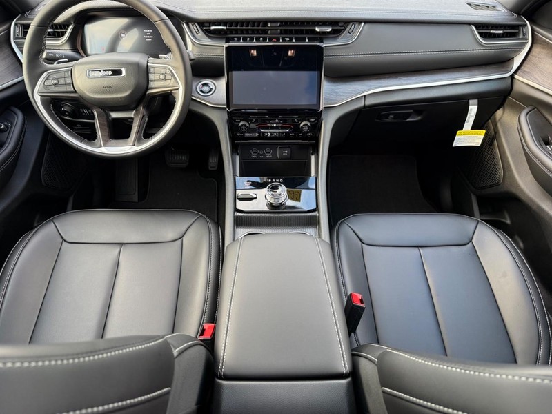 Jeep Grand Cherokee Vehicle Image 06